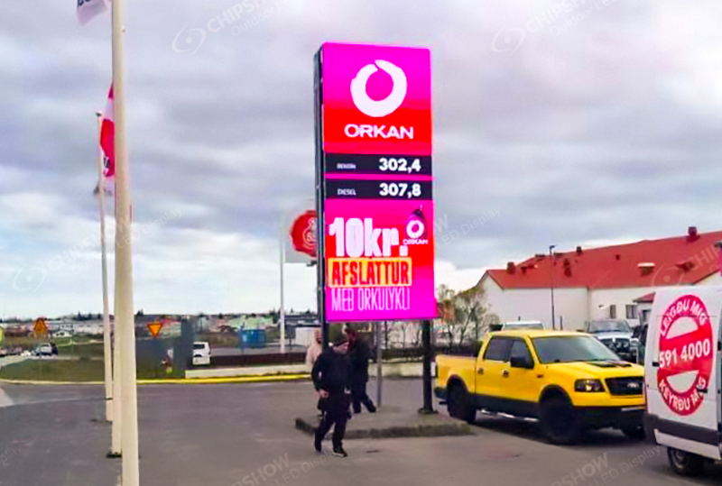 Placa de publicidade LED de um posto de gasolina na Islândia
